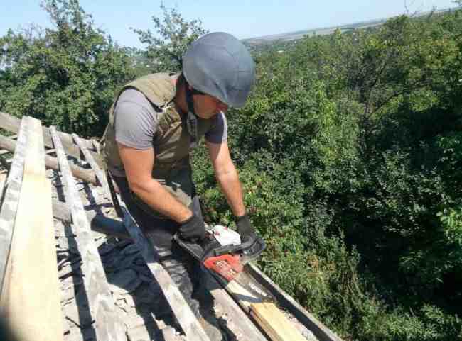 В Авдеевке продолжают восстанавливать поврежденные здания местных жителей